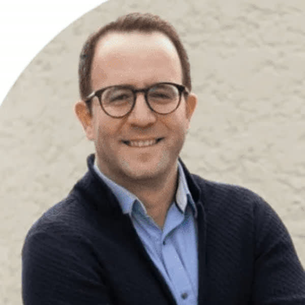 Portrait du Dr Kasapoğlu, chirurgien maxillo-facial et implantologue à Istanbul